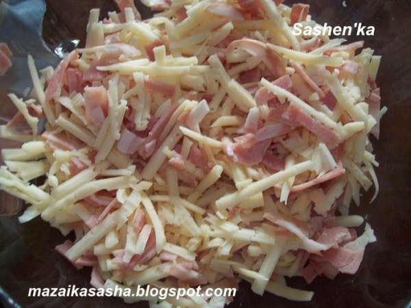 ветчину режем тонкими брусочками (у меня был варено - копченый бекон). Сыр трем на терке (хотите крупно, хотите мелко)