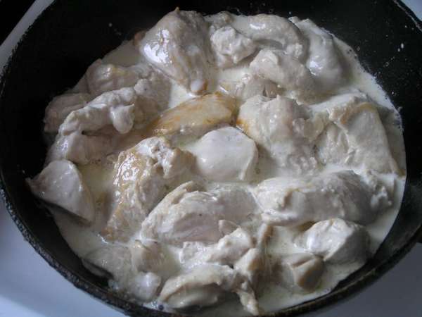 Куриное филе нарезать небольшими кусочками, обжарить на растительном масле, влить теплые сливки, тушить 10 минут.
Куриное филе нарезать небольшими кусочками, обжарить на растительном масле, влить теплые сливки, тушить 10 минут.