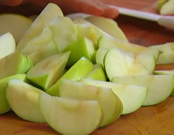 Яблоки, удалив семена, нарезать небольшими дольками. 