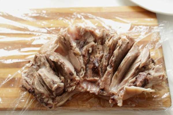 Делаем надрез вдоль кости и аккуратно снимаем кожицу и мясо пластом.  Надрезаем вдоль большие куски мякоти. 