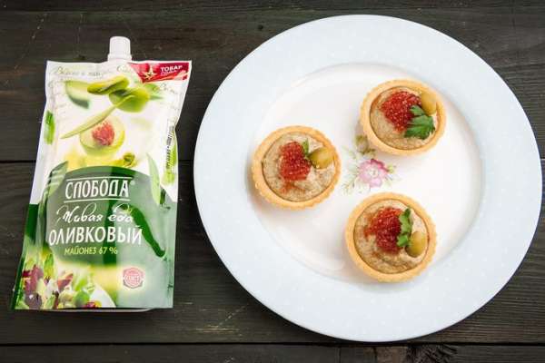 Праздничную закуску украсить оливками.