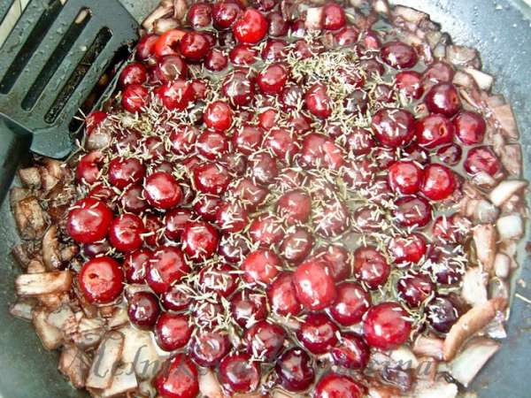 К соусу выложить куриные грудки, накрыть крышкой и тушить примерно 1 час на медленном огне, переворачивая каждые 20 минут. К соусу выложить куриные грудки, накрыть крышкой и тушить примерно 1 час на медленном огне, переворачивая каждые 20 минут.