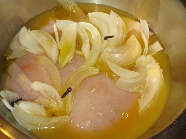 Мясо положить в  миску, добавить лимонный и апельсиновый сок,лук,гвоздику, оливковоe маслo.Накрыть плёнкой и поместить в холодильник на несколько часов.