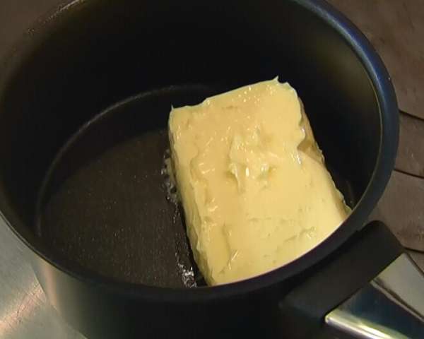 Сливочное масло растопить.