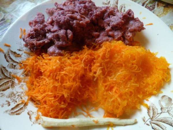 Фарш можно брать любой, по вашему вкусу. У меня гусиный.
Овощи я очистила, морковь и тыкву натерла на мелкой терке.
Пастернак у меня маленький. Фарш можно брать любой, по вашему вкусу. У меня гусиный.
Овощи я очистила, морковь и тыкву натерла на мелкой терке.
Пастернак у меня маленький.