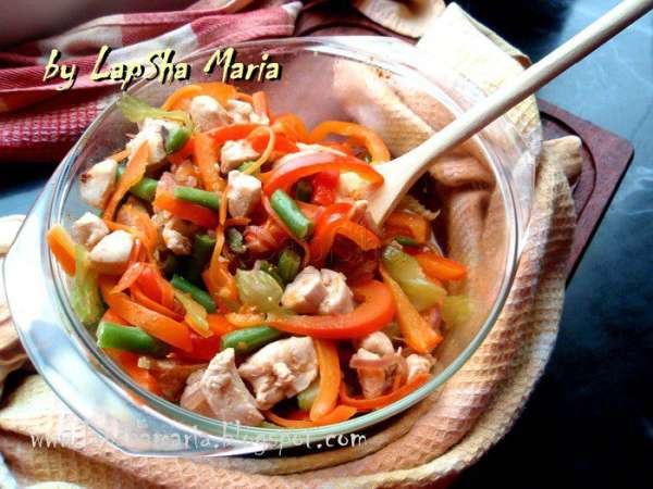 Добавить в кастрюльку к курице обжаренные овощи и фасоль (прямо замороженную можно). Посолить, но не сильно, т.к. потом будем использовать заправку с соевым соусом. Добавить немного водички, закрыть крышкой и томить на маленьком огне минут 10-15.