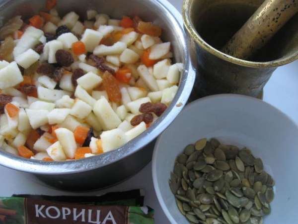 Яблоко нарезать кубиками, смешать с тыквой, добавить сахарный песок, семечки, толченые в ступке, изюм (если он жесткий  - размочите в кипятке),  сок лимона.