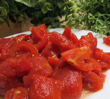 С томатов снять шкурку. Томаты нарезать крупными кубиками. 