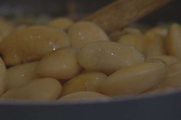 Фасоль замочить на ночь в холодной воде, затем отварить до готовности и посолить. Фасоль замочить на ночь в холодной воде, затем отварить до готовности и посолить.