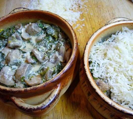 Смесь со сковороды разложить по формочкам, посыпать сыром, запечь в разогретой до 200 град. духовке в течение 10 мин.
