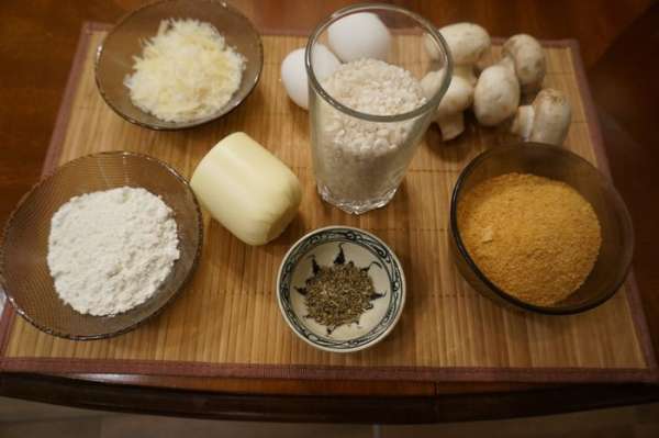 Подготовим все продукты. Пармезан натираем на мелкой терке. Сыр моцарелла натираем на крупной терке. Мелко нарезаем шампиньоны. Подготовим все продукты. Пармезан натираем на мелкой терке. Сыр моцарелла натираем на крупной терке. Мелко нарезаем шампиньоны.