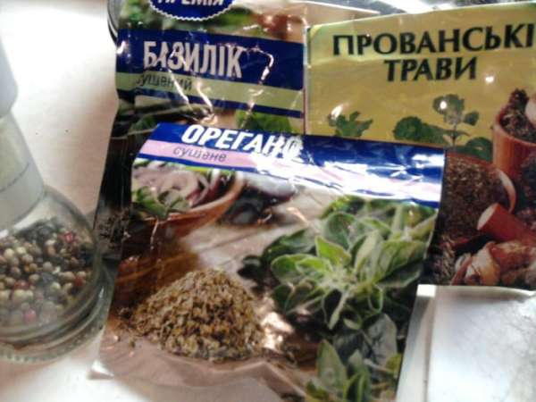 Когда картошечка почти приготовилась добавляем прованские травки (душица,майоран,базилик,розмарин,мята, тимьян,чабрец,шалфей), орегано и ещё базилика.
Когда картошечка почти приготовилась добавляем прованские травки (душица,майоран,базилик,розмарин,мята, тимьян,чабрец,шалфей), орегано и ещё базилика.
