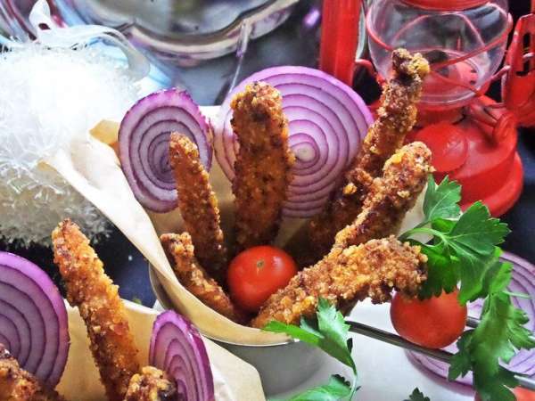 Украсить тонкими колечками красного лука. Украсить тонкими колечками красного лука.