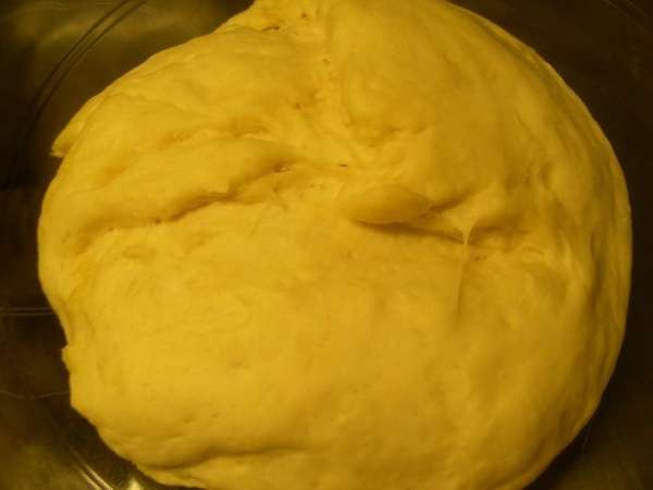 Мне нравится делать тесто по этому рецепту - http://www.edimdoma.ru/retsepty/26324-pizza-ai-quattro-formaggi-chetyre-syra. Думаю, у многих есть свой любимый рецепт, так что можете делать по нему. Главное, чтобы оно получалось тоненькое.