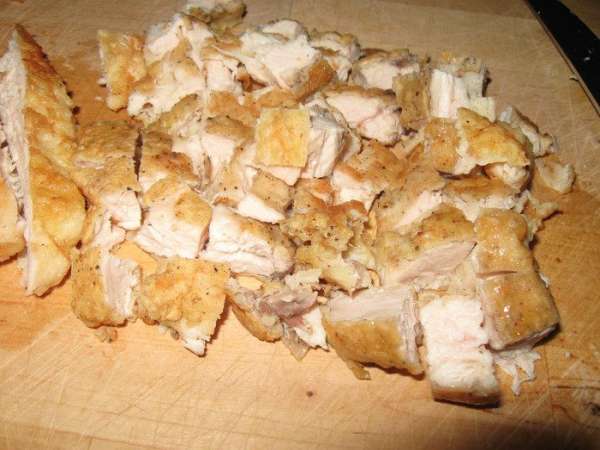 Куриное филе порезать маленькими кусочками, обжарить на растительном масле минут пять(я поджарила биточки из грудки и порезала на кубики)