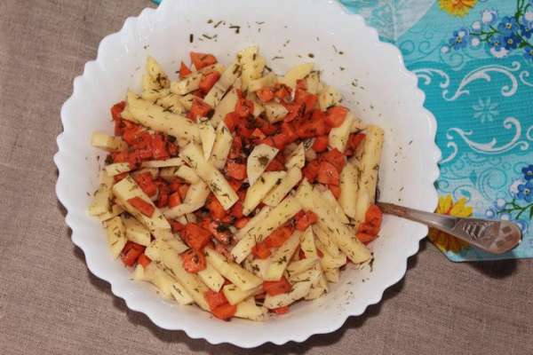 К моркови добавить подготовленный картофель.