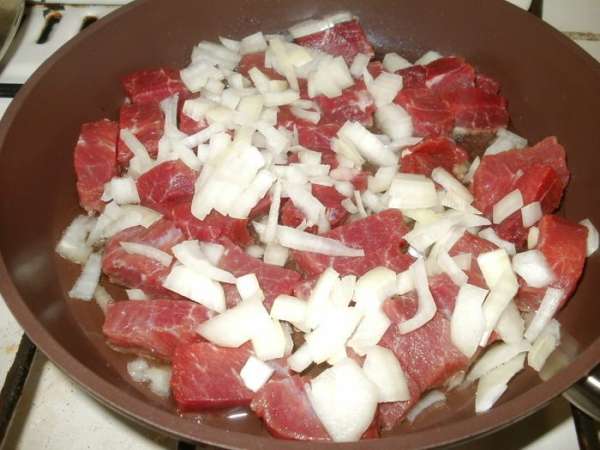 Мясо и лук нарезаем небольшими кусочками, обжариваем на растительном масле минут 10 на большом огне. Солим, добавляем перец и мускатный орех.
