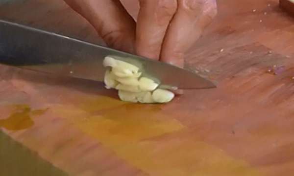 Чеснок почистить и мелко порубить.