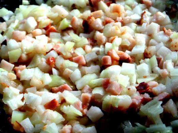 Обжариваем мяско с луком без масла, жира там достаточно! Если соблюдаете ПОСТ, то просто обжарьте лук на постном масле и полейте готовую кашу)))