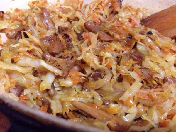Для начинки: лук порезать полукольцами, морковь натереть на крупную терку и отправить жариться на растительном масле минут 5. Добавить грибы и выпарить лишнюю влагу.... Затем капусту обжарить 5-7 минут.
Томатную пасту смешать с теплой водой, сахаром, солью и перцем. Влить к овощам и протушить до готовности минут 10-15. Дать остыть. Для начинки: лук порезать полукольцами, морковь натереть на крупную терку и отправить жариться на растительном масле минут 5. Добавить грибы и выпарить лишнюю влагу.... Затем капусту обжарить 5-7 минут.
Томатную пасту смешать с теплой водой, сахаром, солью и перцем. Влить к овощам и протушить до готовности минут 10-15. Дать остыть.