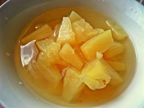 Ананасы в сиропе процеживаем. Кусочки ананаса пойдут у меня в пирог.