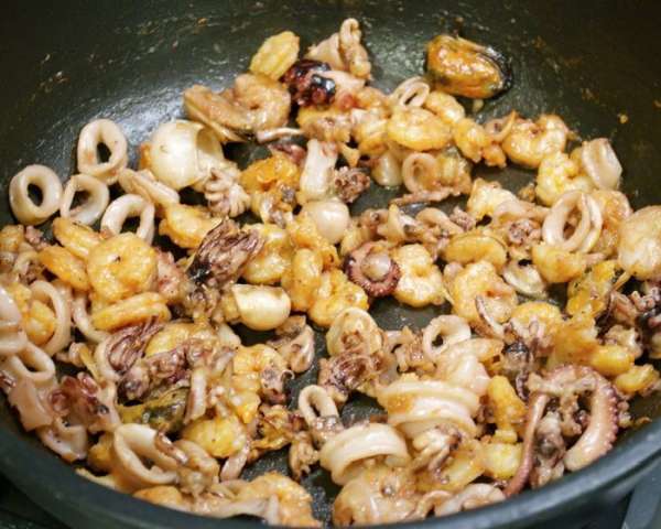 Морепродукты обжарить в небольшом количестве оливкового масла. Морепродукты обжарить в небольшом количестве оливкового масла.