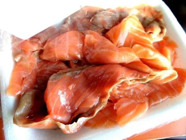 Рыбку нарезать на кусочки...или разделить на кусочки консервированную. Рыбку нарезать на кусочки...или разделить на кусочки консервированную.