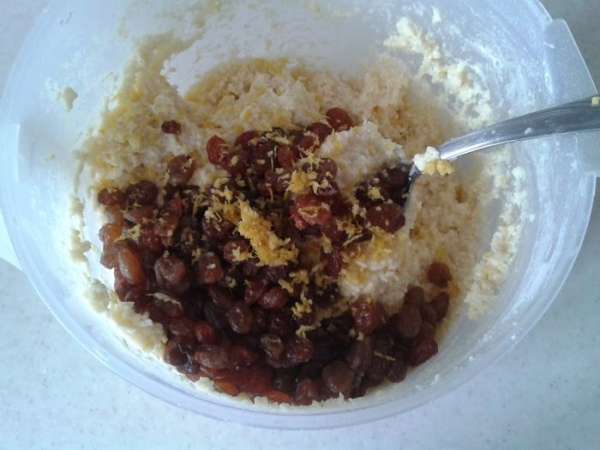 В самом конце ввести в тесто изюм и лимонную цедру. И последний раз все перемешать.