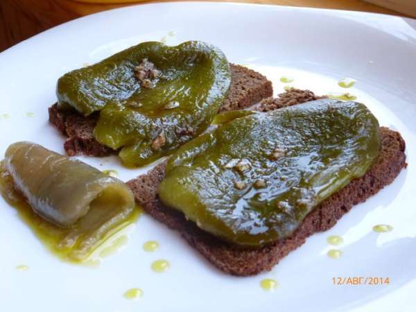 А дальше выкладываем перцы на кусочек бородинского хлебушка и наслаждаемся! Ароматное масло потом можно будет использовать для салата.