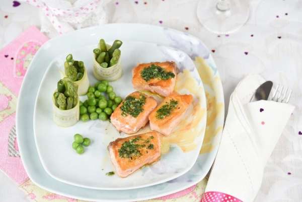 Подаем рыбу, полив тёплым соусом, с овощными роллами и горошком. Соус дополнительно в соуснике.
Угощайтесь. Подаем рыбу, полив тёплым соусом, с овощными роллами и горошком. Соус дополнительно в соуснике.
Угощайтесь.