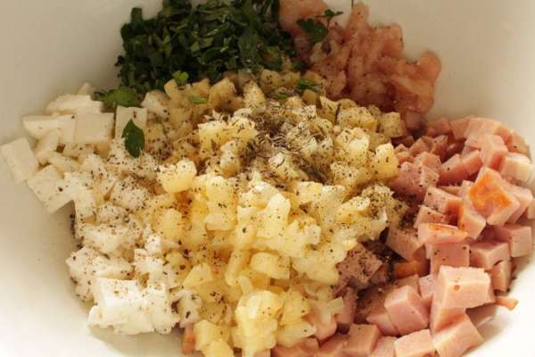 Ветчину и сыр нарезать кубиком, сырое филе, которое мы откладывали, тоже мелко нарезать, добавить хлебные крошки, остывшие яблоки с луком, измельченную зелень петрушки, щепотку сухого тимьяна, молотый перец и немножко соли. Ветчину и сыр нарезать кубиком, сырое филе, которое мы откладывали, тоже мелко нарезать, добавить хлебные крошки, остывшие яблоки с луком, измельченную зелень петрушки, щепотку сухого тимьяна, молотый перец и немножко соли.