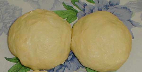 Через полтора часа растапливаем масло и курдючный жир (курдючный жир необязателен, но тесто от него нежнее),женим их между собой. Через полтора часа растапливаем масло и курдючный жир (курдючный жир необязателен, но тесто от него нежнее),женим их между собой.