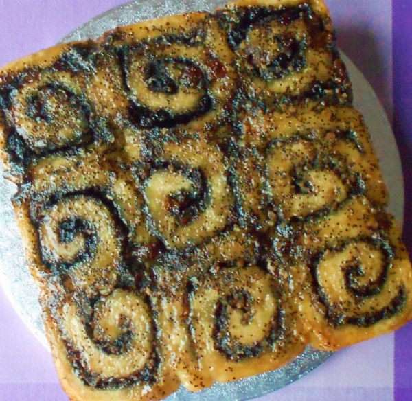 А это мой неудачный эксперимент с маком. Вкус, конечно, не пострадал, но мак 'поплыл' и товарный вид был безнадежно испорчен. А это мой неудачный эксперимент с маком. Вкус, конечно, не пострадал, но мак 'поплыл' и товарный вид был безнадежно испорчен.