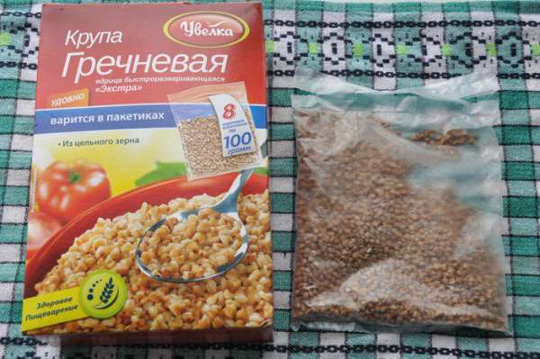 Пока выпекаются блины, приготовим начинку.
Для этого отварить пакетик гречневой муки от 'Увелки' в подсоленной кипящей воде 15 минут на умеренном огне.
Пакетик достать из воды, дать стечь воде. Пока выпекаются блины, приготовим начинку.
Для этого отварить пакетик гречневой муки от 'Увелки' в подсоленной кипящей воде 15 минут на умеренном огне.
Пакетик достать из воды, дать стечь воде.