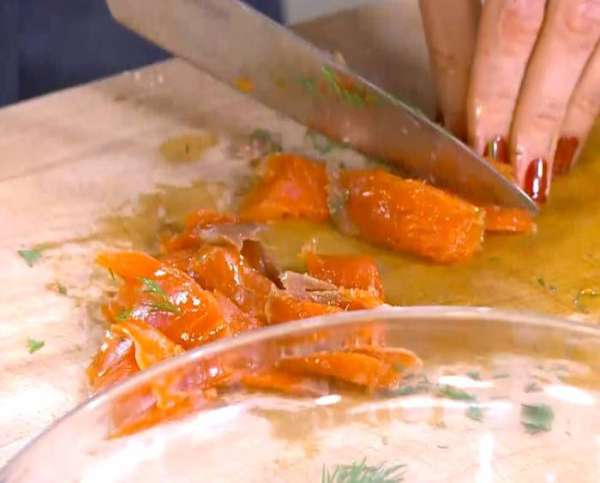 Рыбу нарезать небольшими кусочками. Рыбу нарезать небольшими кусочками.