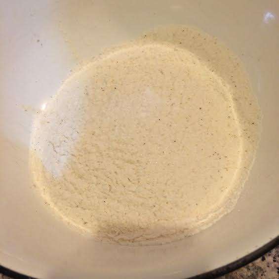 Кукурузную муку просеять добавить соль, сахар и соду. Кукурузную муку просеять добавить соль, сахар и соду.