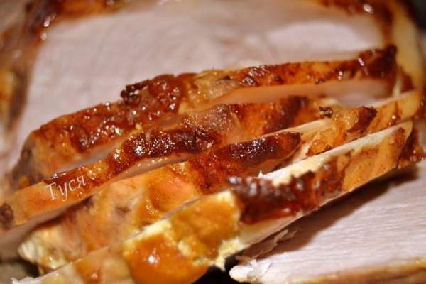 По окончании запекания,выключить духовку и оставить мясо на 10 мин.Затем мясо переложить на сервировочное блюдо,а мясной сок доведите до кипения,добавьте маленький половник горячей воды,поперчить и посолить по вкусу.Немного уварить и подавать в соуснике к мясу. По окончании запекания,выключить духовку и оставить мясо на 10 мин.Затем мясо переложить на сервировочное блюдо,а мясной сок доведите до кипения,добавьте маленький половник горячей воды,поперчить и посолить по вкусу.Немного уварить и подавать в соуснике к мясу.