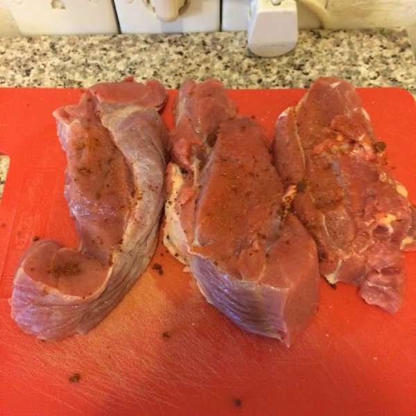 Духовку нагреть до 200°С. Мясо нетереть солью и 1 ч. л. сухой аджикой, оставить на 5-10 минут.