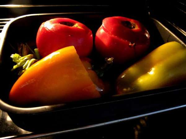 Овощи нафаршировать рисовой смесью, смазать оливковым маслом, прикрыть 'крышечками', и положить на 'подушку' из стеблей и корней от зелени. Отправить в духовку на 50 минут при 160 градусах в режиме конвекции.