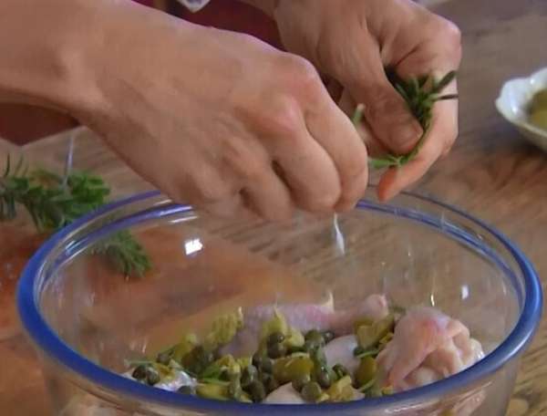 Листья розмарина размять руками. Листья розмарина размять руками.