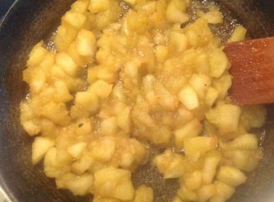 Тремя столовыми ложками посыпаем сковороду и ставим на огонь, как сахар начнет плавиться добавляем яблоки. Добавляем цедру и сок 1/4 лимона. Яблоки жарим 5-7 минут на среднем огне. Тремя столовыми ложками посыпаем сковороду и ставим на огонь, как сахар начнет плавиться добавляем яблоки. Добавляем цедру и сок 1/4 лимона. Яблоки жарим 5-7 минут на среднем огне.