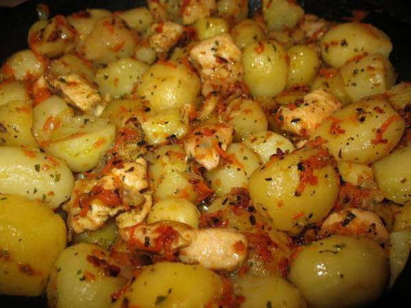 Картошечка с курочкой обжаренная!
Берём самую мелкую картошку,отвариваем в мундире,чистим.
В это время на сковородке обжариваем кусочки курицы,добавляем картошку,посыпаем специями и обжариваем.Приятного Вам аппетита!!!