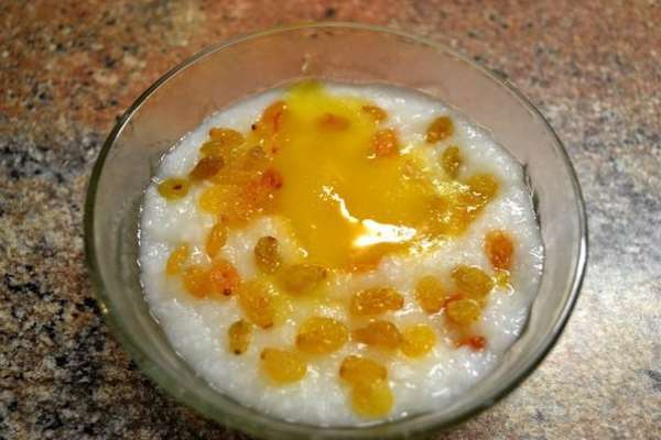 Рисовая каша на воде с изюмом и мёдом,добавляю масло слив.им точно кашу не испортить!)