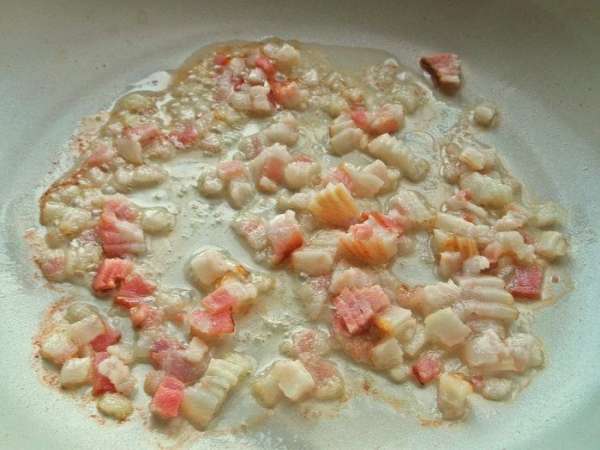 Бекон обжарить без масла до появления жирка. Бекон обжарить без масла до появления жирка.