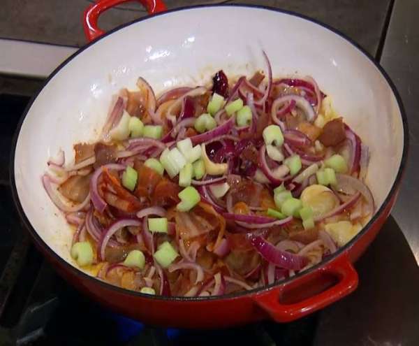 Сельдерей нарезать крупными кусочками, выложить к луку с грудинкой, перемешать и обжарить. Сельдерей нарезать крупными кусочками, выложить к луку с грудинкой, перемешать и обжарить.
