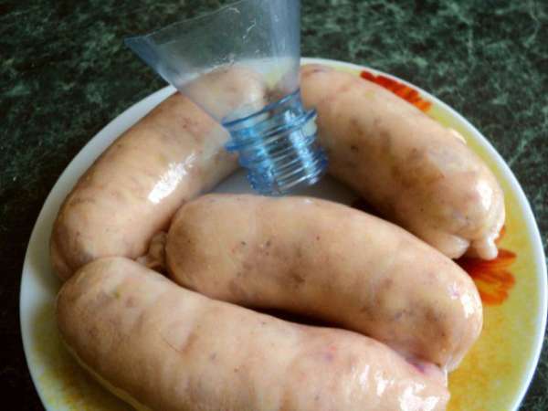 Подготовленные кишки ( смотри http://www.edimdoma.ru/retsepty/39916-kolbasa-ukrainskaya-domashnyaya) начинить фаршем при помощи специальной насадки для колбас или воронкой из обрезанной пластмассовой бутылки. Подготовленные кишки ( смотри http://www.edimdoma.ru/retsepty/39916-kolbasa-ukrainskaya-domashnyaya) начинить фаршем при помощи специальной насадки для колбас или воронкой из обрезанной пластмассовой бутылки.