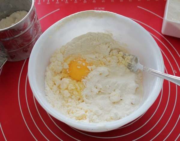 Смешиваем сливочное масло с сахарной пудрой и солью. Добавляем яйцо, перемешиваем.
