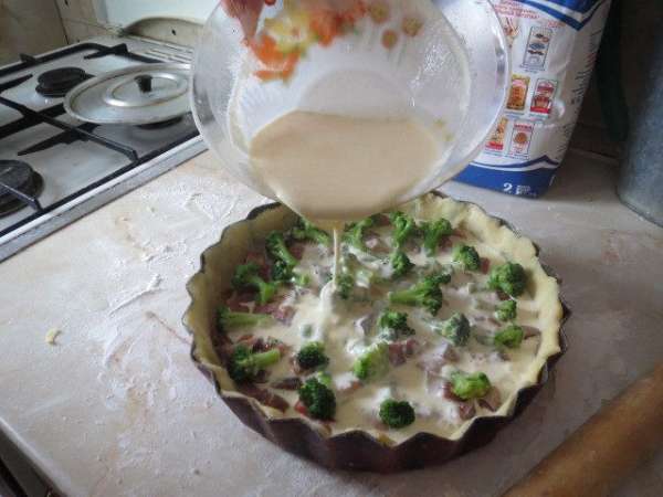 Залить рыбу с овощами.