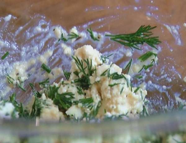 Творожную массу смешать с фетой и укропом так, чтобы остались небольшие кусочки феты. Творожную массу смешать с фетой и укропом так, чтобы остались небольшие кусочки феты.