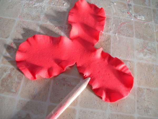 6. Края раскатываем палочкой с конусным краем (прижимая). 